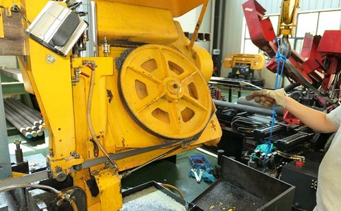 如何解决运粮湖管理区卧式金属带锯床切削时出现的断带现象？